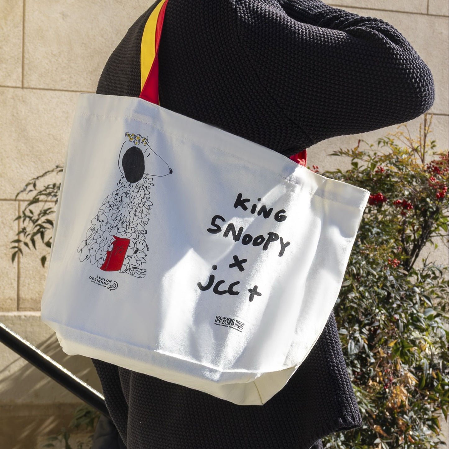 Leblon Delienne King Snoopy tote bag